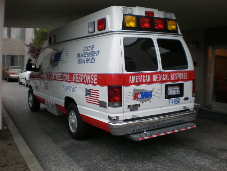 1200px-American_Medical_Response_San_Mateo_County_Ford_E-350_ambulance_side_rear