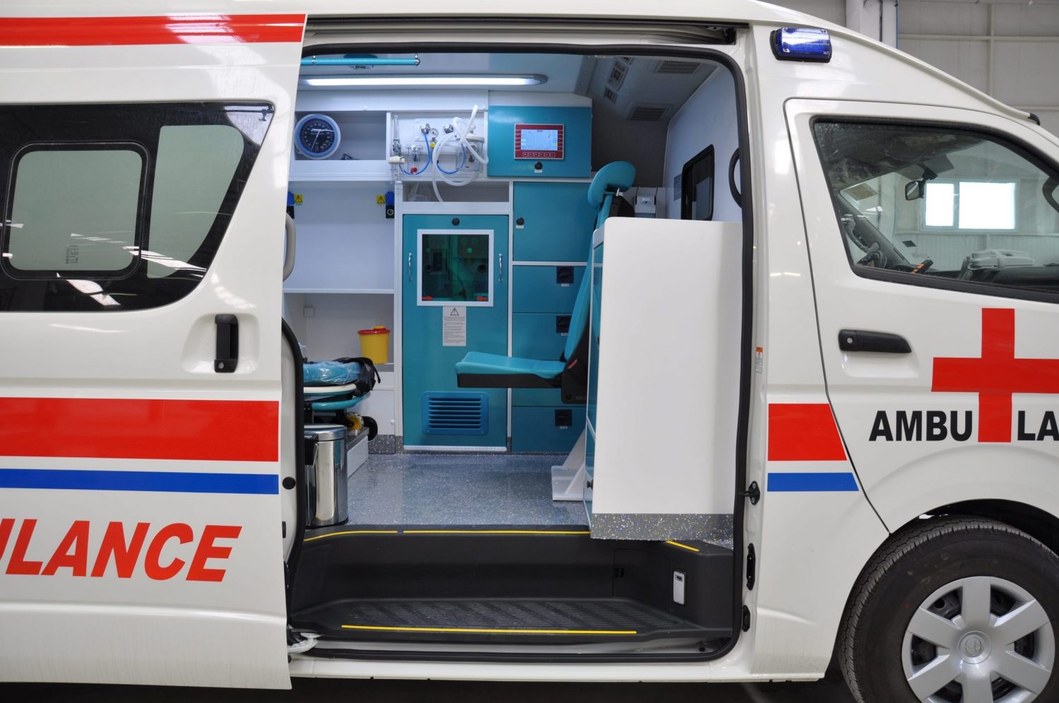 Toyota-Hiace-Ambulance8-scaled